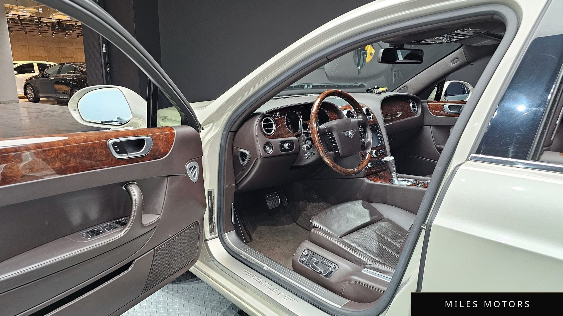 Bentley Flying Spur 2011 — миниатюра 11