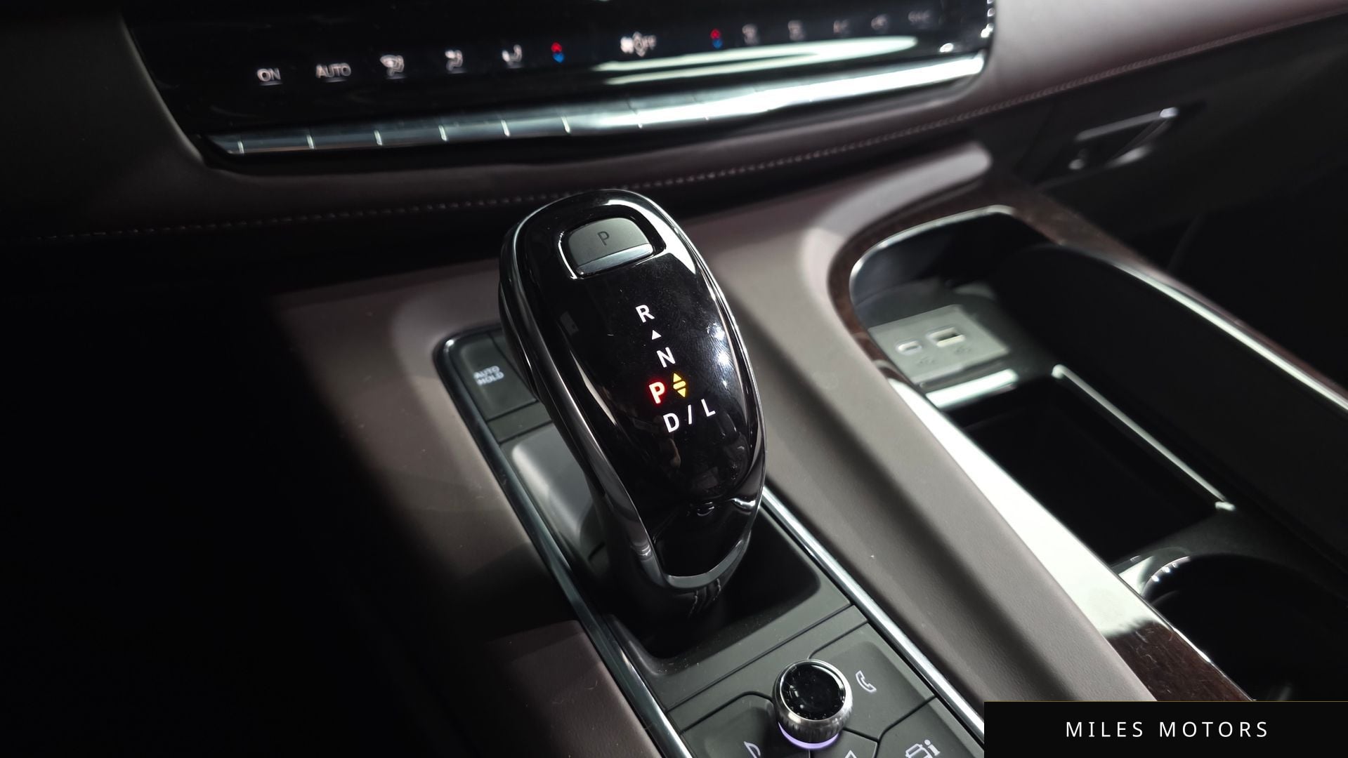 Cadillac Escalade 2023 — миниатюра 8