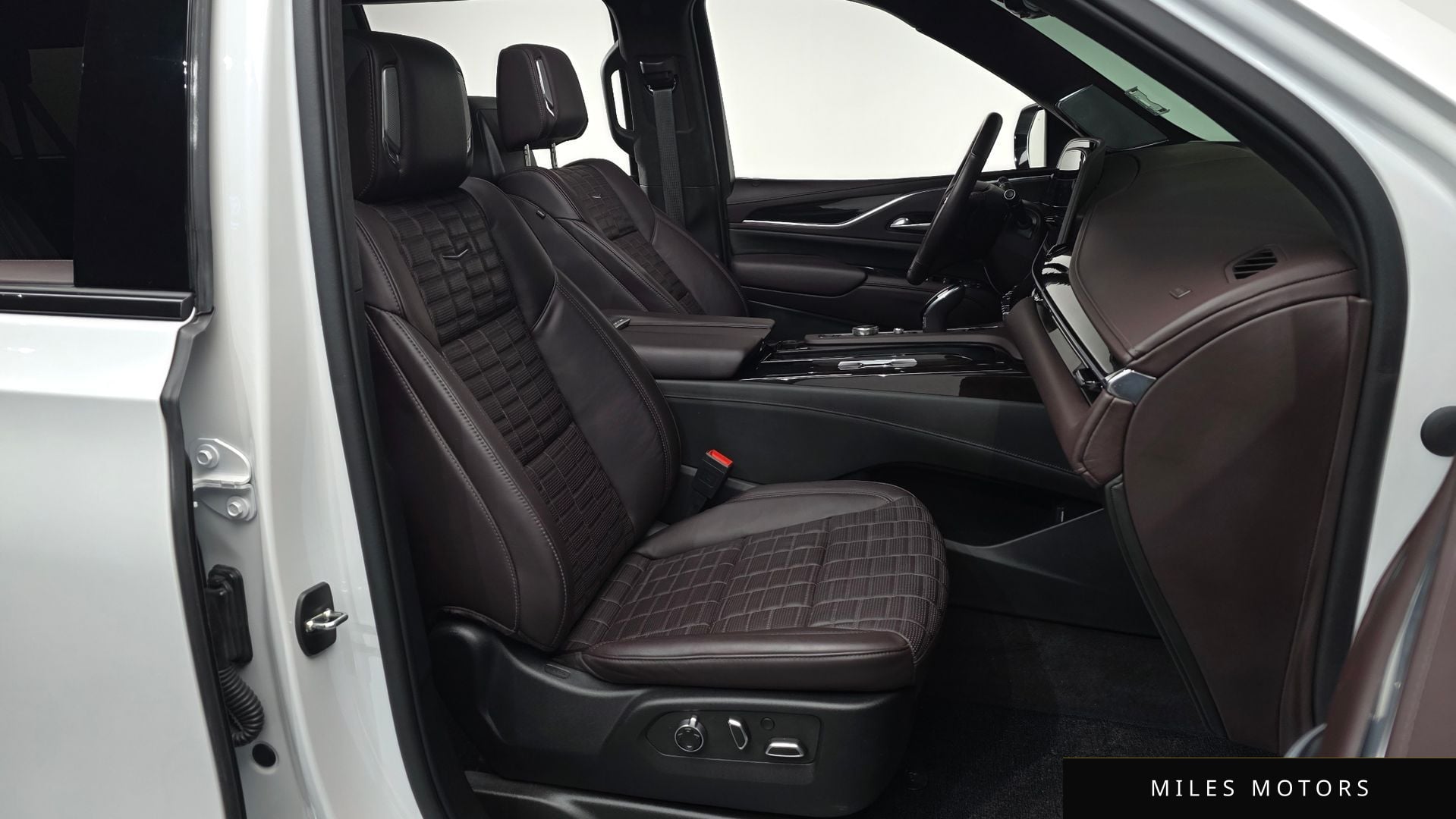 Cadillac Escalade 2023 — миниатюра 9
