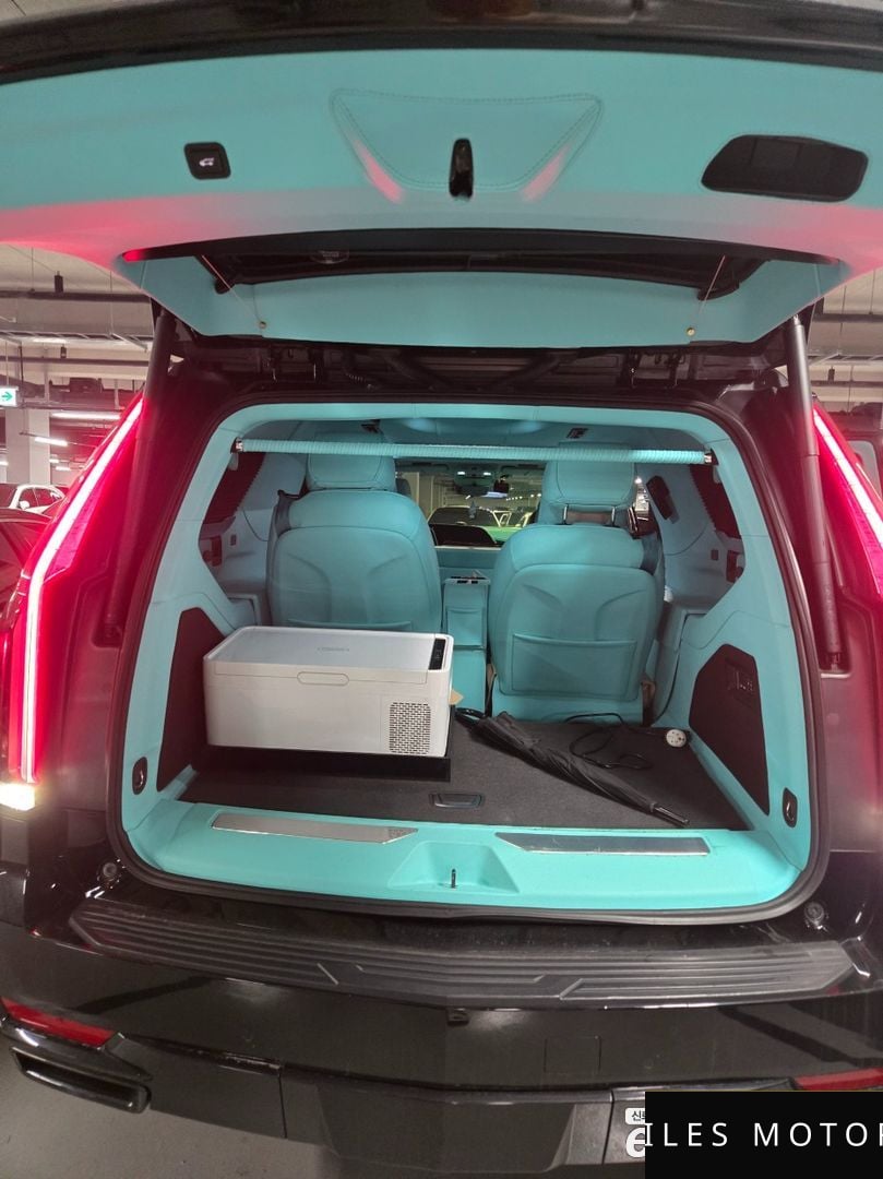 Cadillac Escalade 2023 — миниатюра 7
