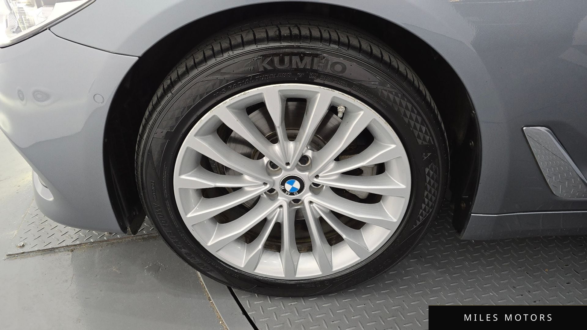 BMW 5 Series (G30) 2018 — миниатюра 5