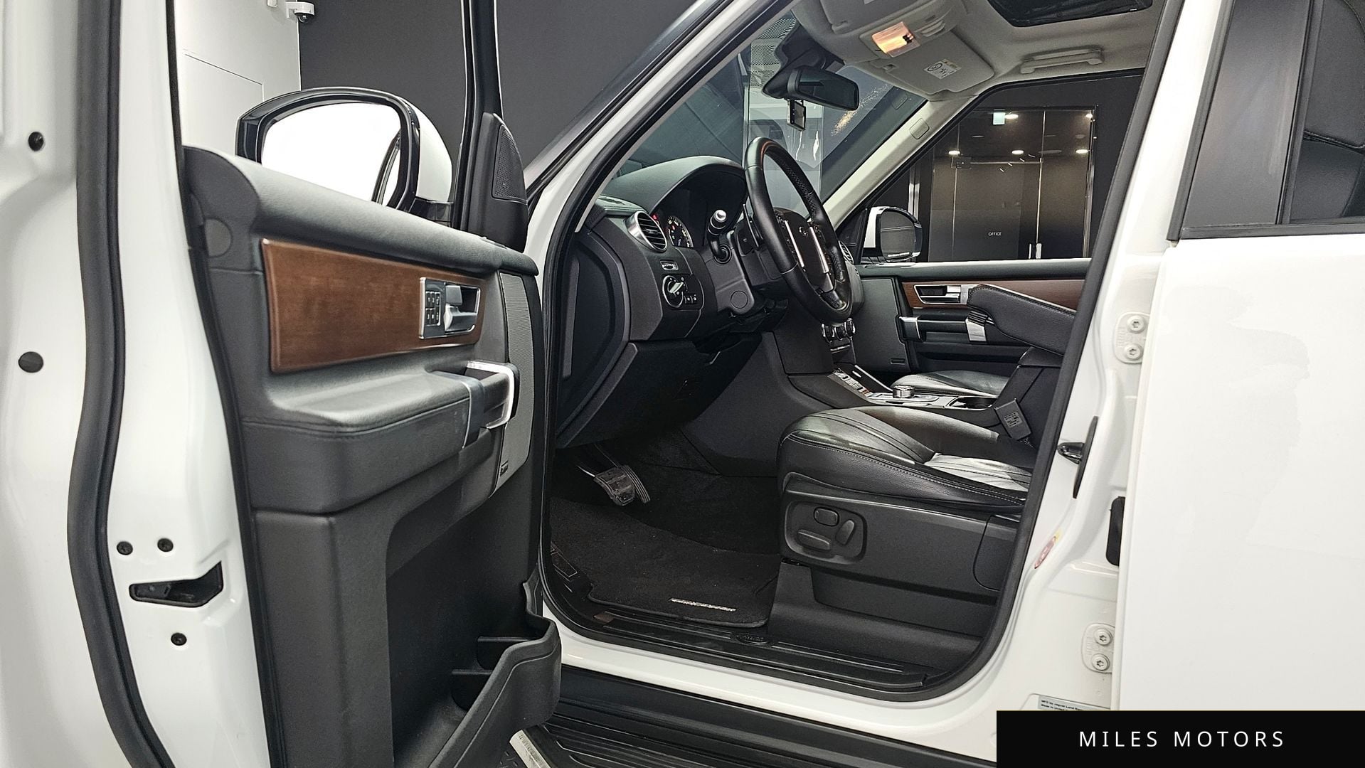 Land Rover Discovery 2016 — миниатюра 10