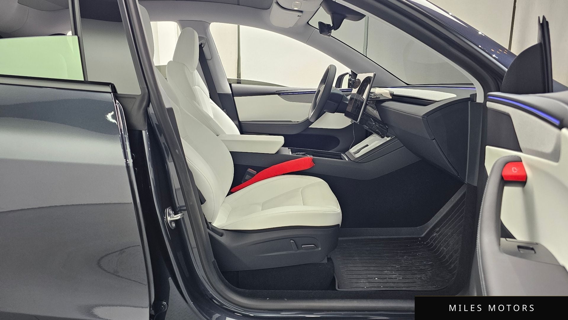 Tesla Model Y 2025 — миниатюра 10