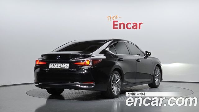 Лексус ES300h 2021 — миниатюра 2