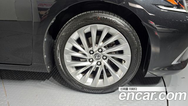 Лексус ES300h 2021 — миниатюра 5