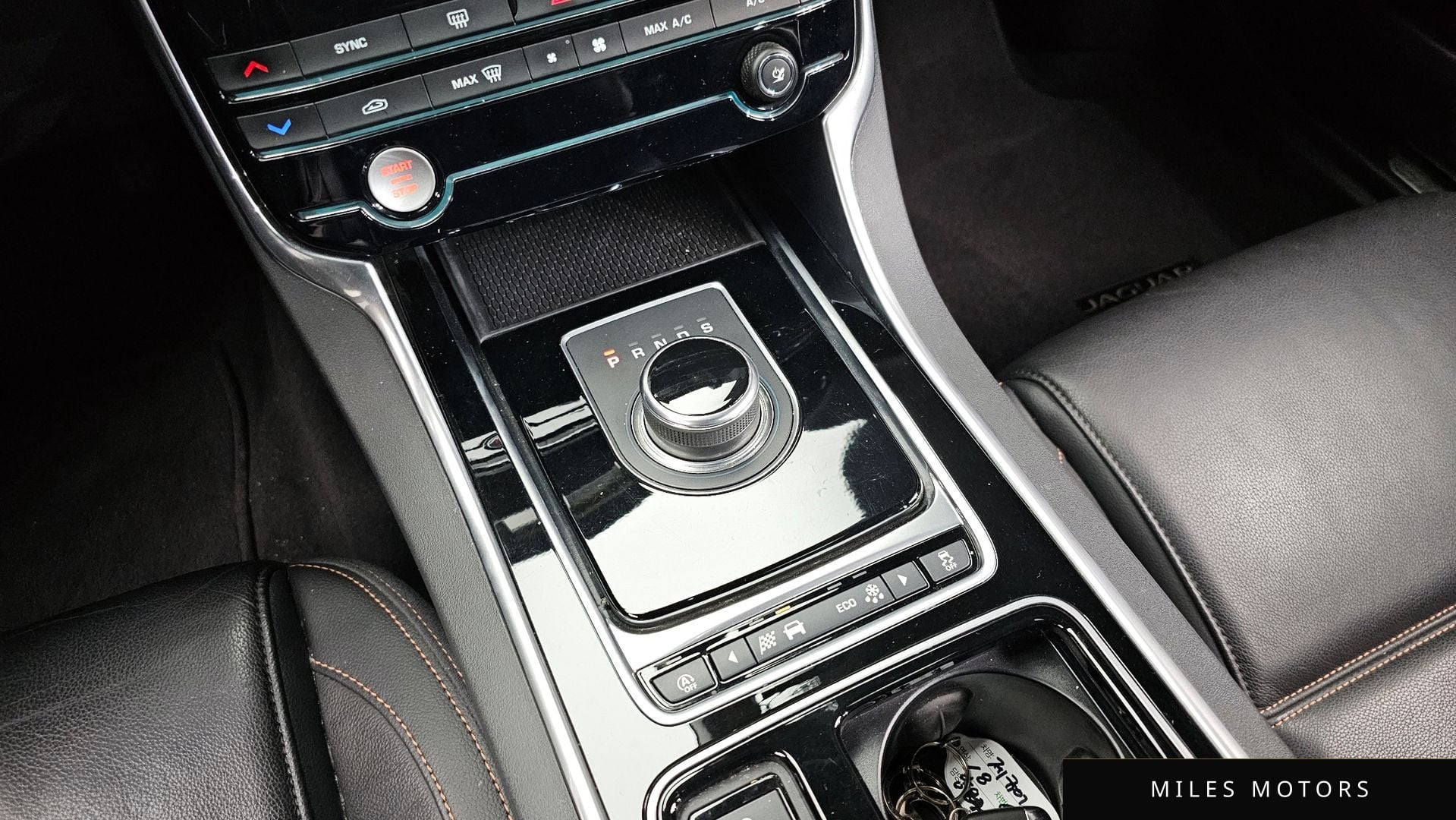 Jaguar XE 2018 — миниатюра 9