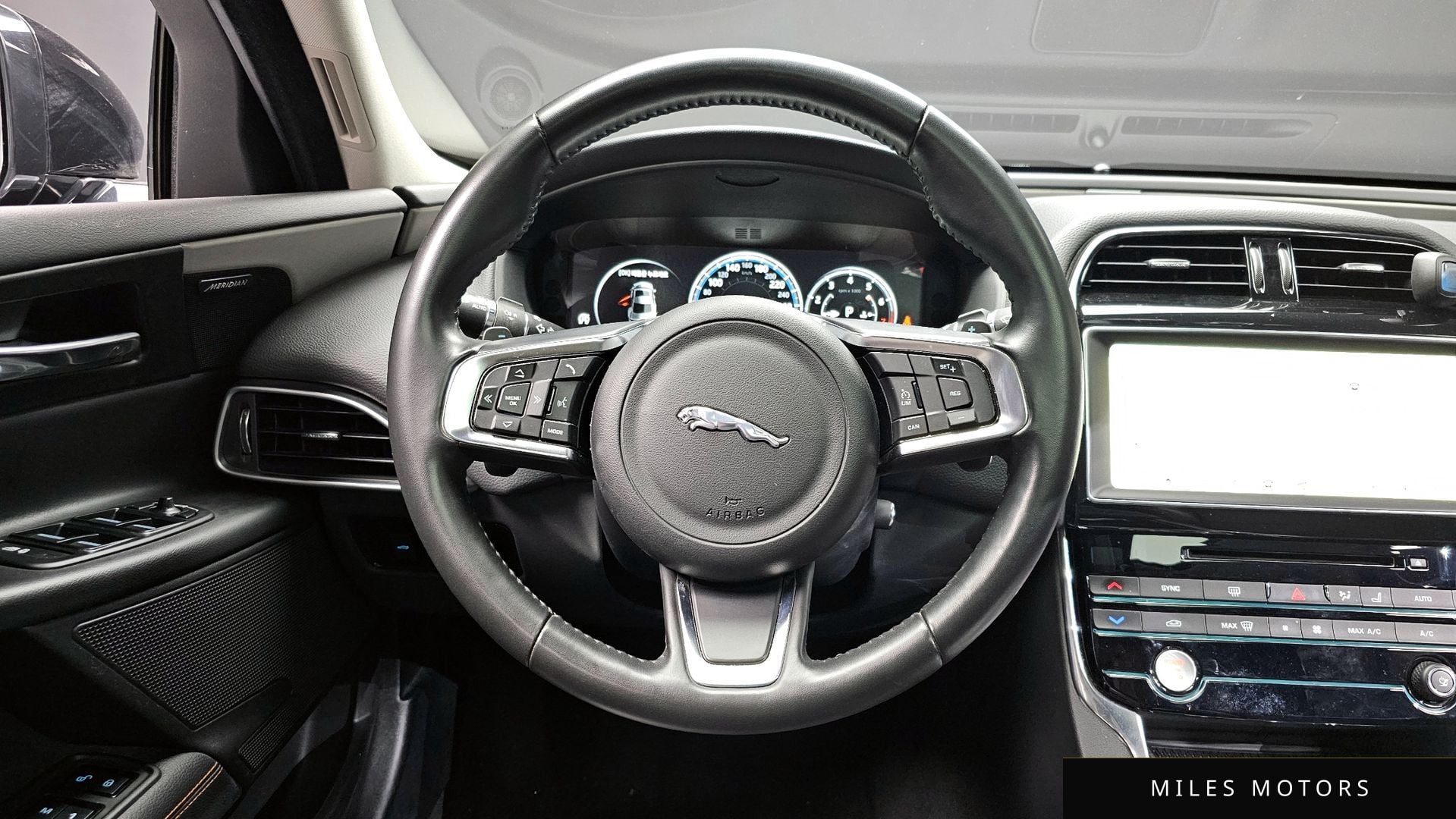 Jaguar XE 2018 — миниатюра 13