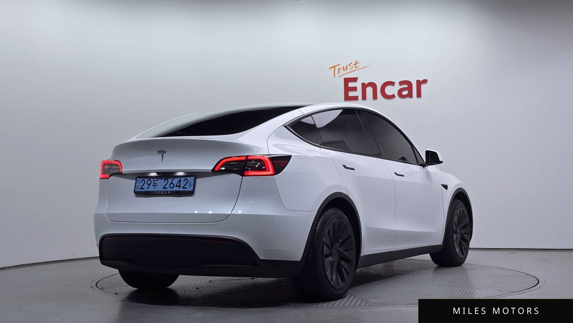 Tesla Model Y 2023 — миниатюра 2