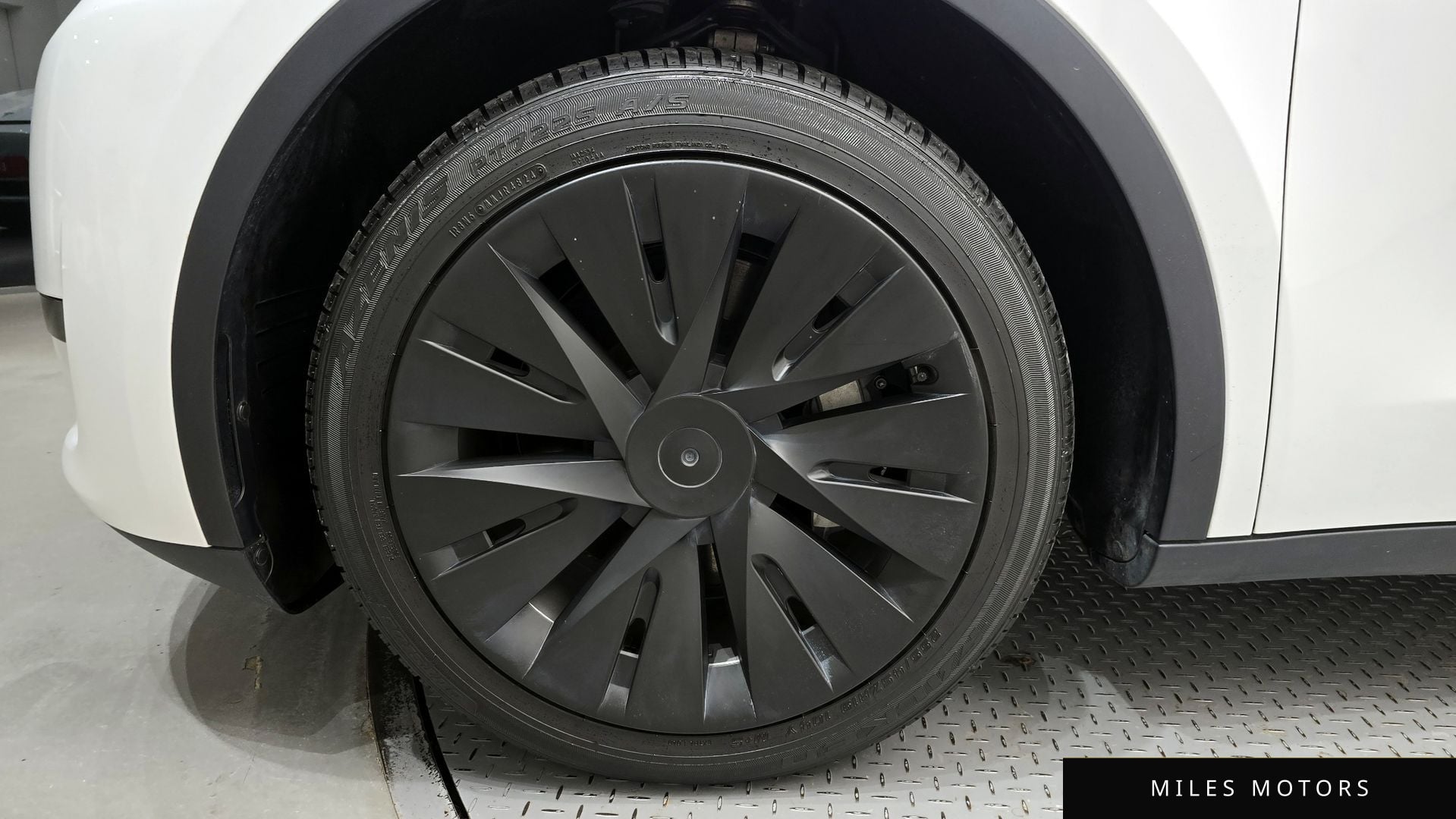 Tesla Model Y 2023 — миниатюра 5