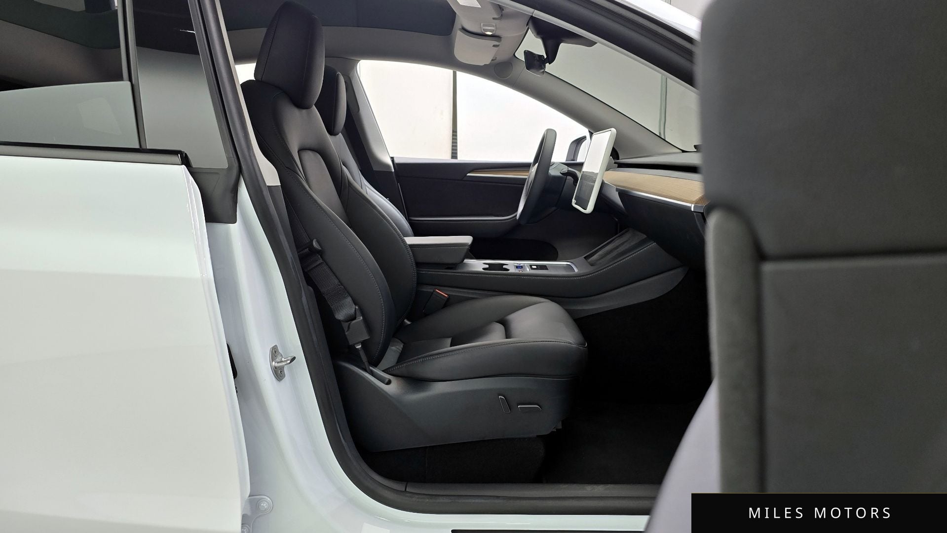 Tesla Model Y 2023 — миниатюра 10