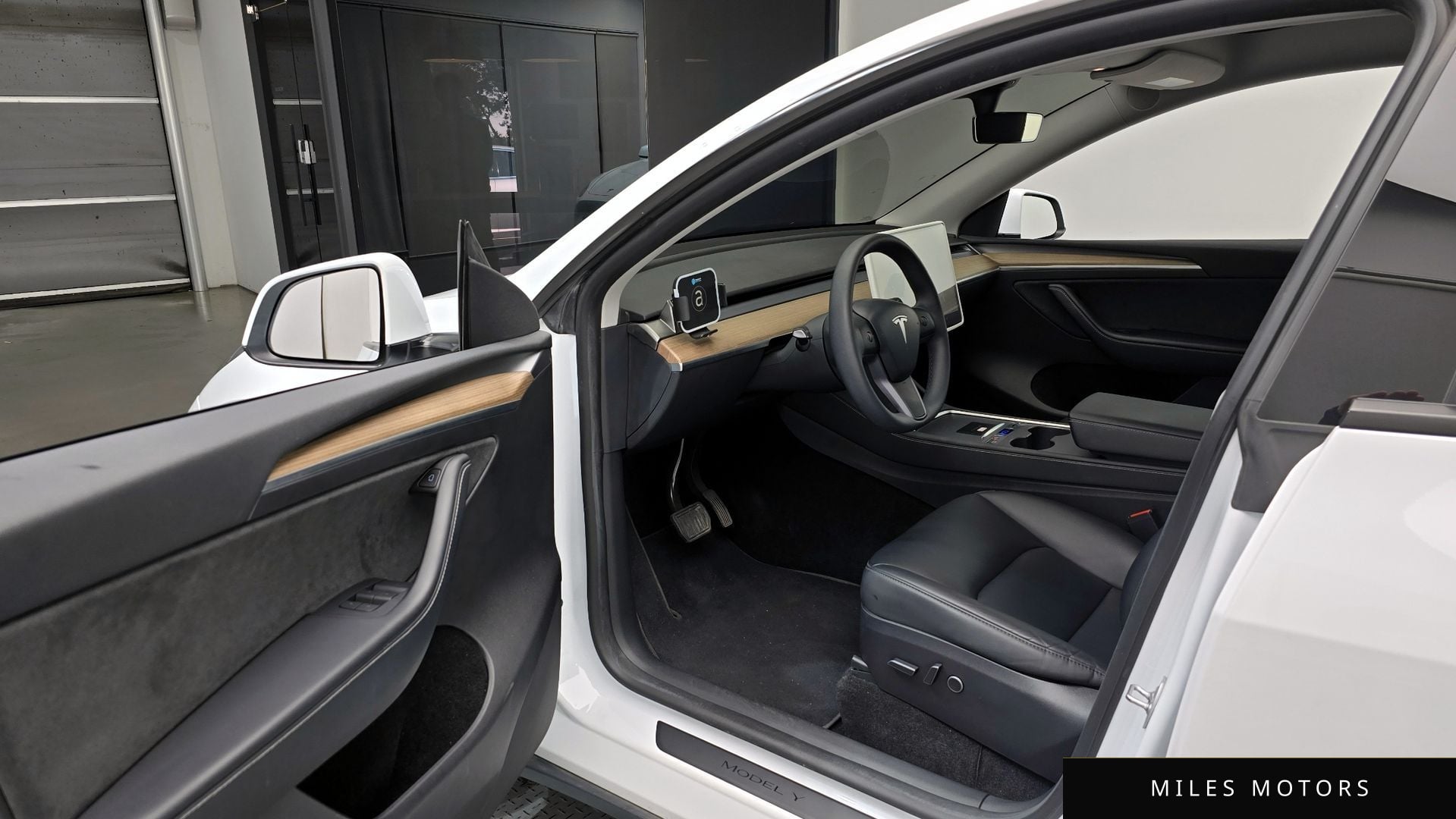 Tesla Model Y 2023 — миниатюра 11