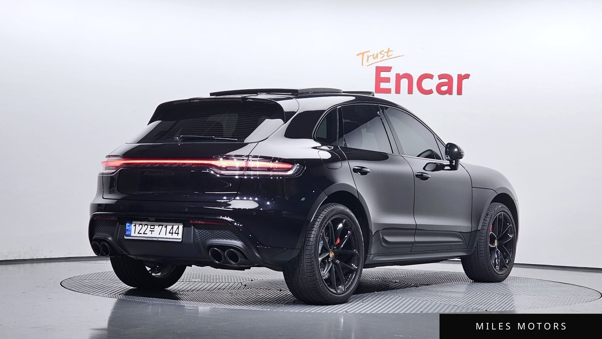Porsche Macan 2022 — миниатюра 2