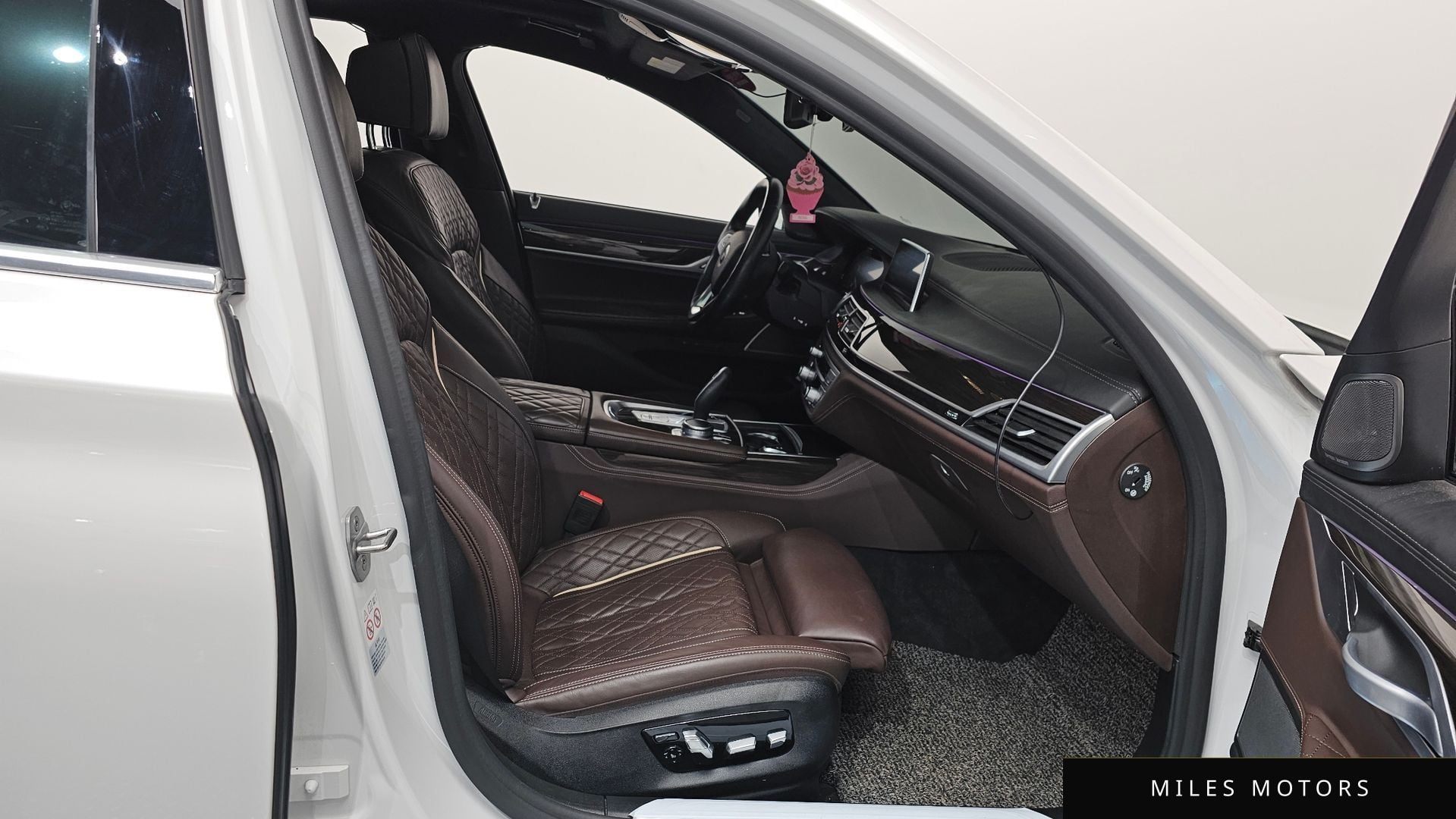 BMW 7 Series (G11) 2020 — миниатюра 11