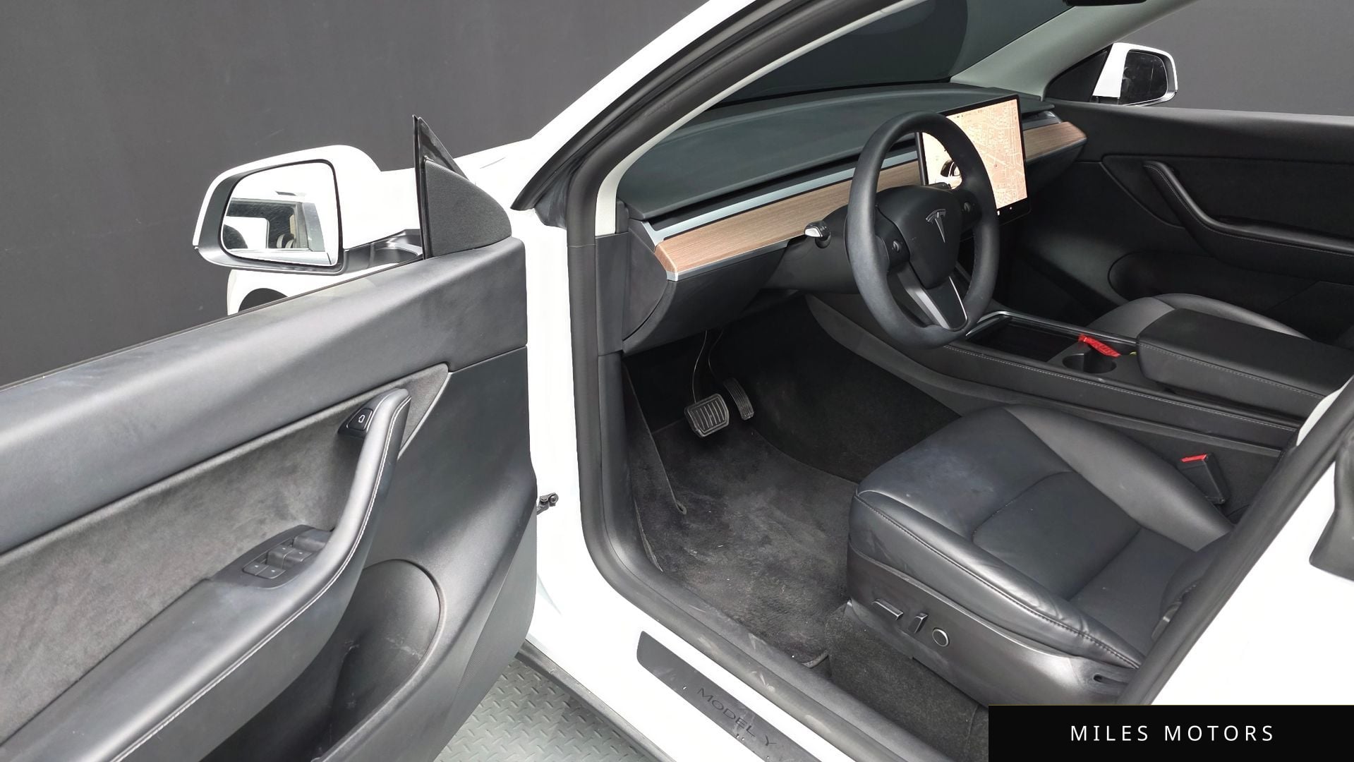 Tesla Model Y 2022 — миниатюра 12