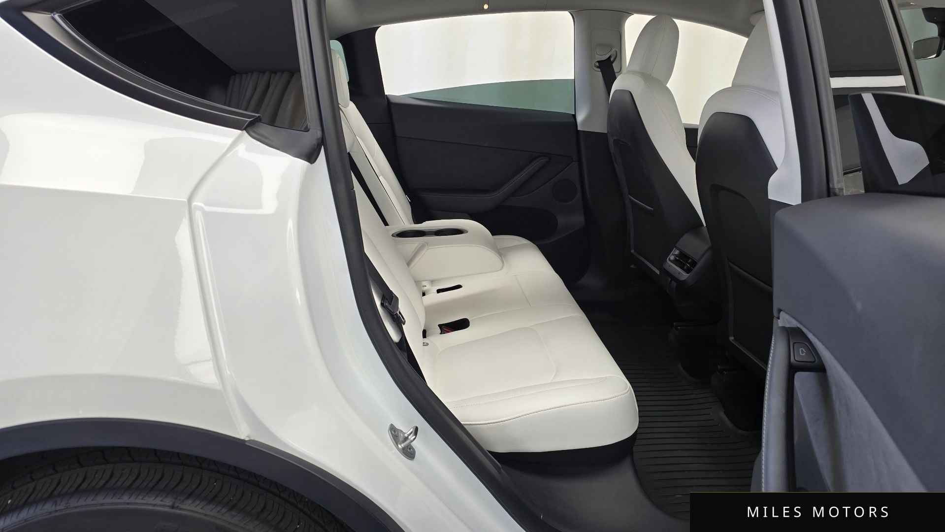 Tesla 모델 Y 2022 — миниатюра 12