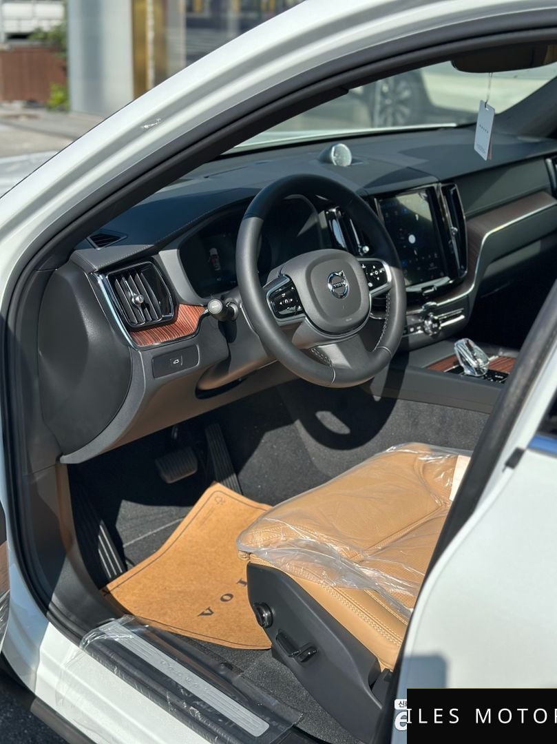 Volvo XC60 2025 — миниатюра 5