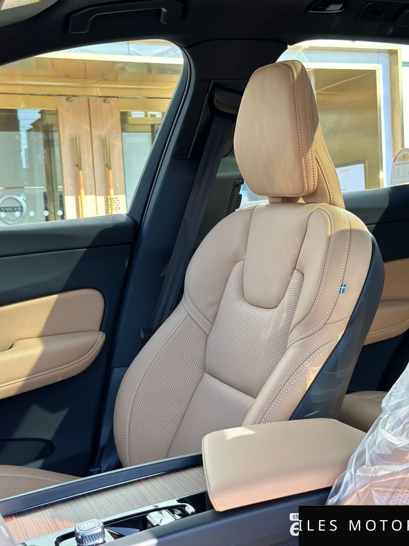 Volvo XC60 2025 — миниатюра 6