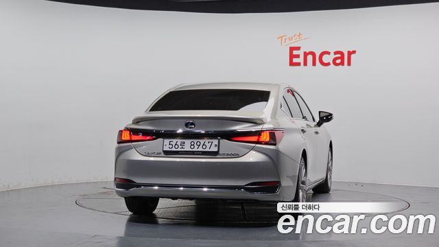 Лексус ES300h 2019 — миниатюра 4