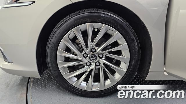 Лексус ES300h 2019 — миниатюра 5