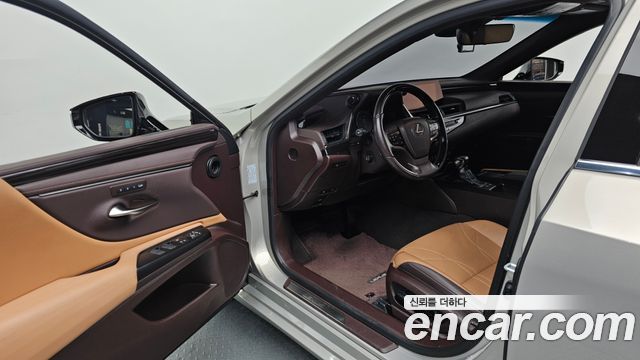 Лексус ES300h 2019 — миниатюра 10