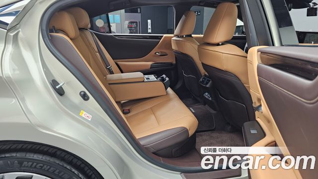 Лексус ES300h 2019 — миниатюра 12