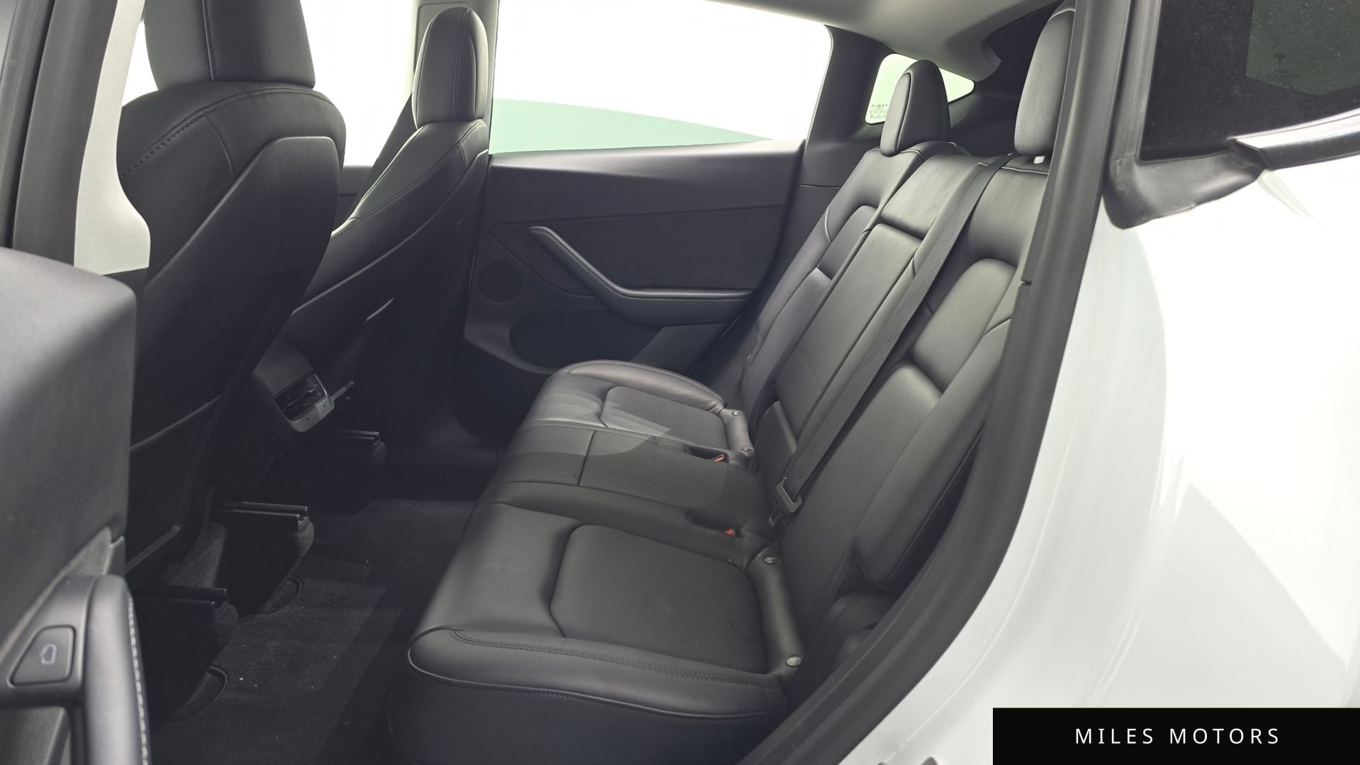 Tesla Model Y 2022 — миниатюра 12