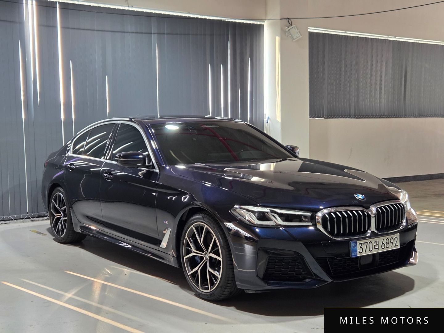 BMW 5 Series (G30) 2022 — миниатюра 3