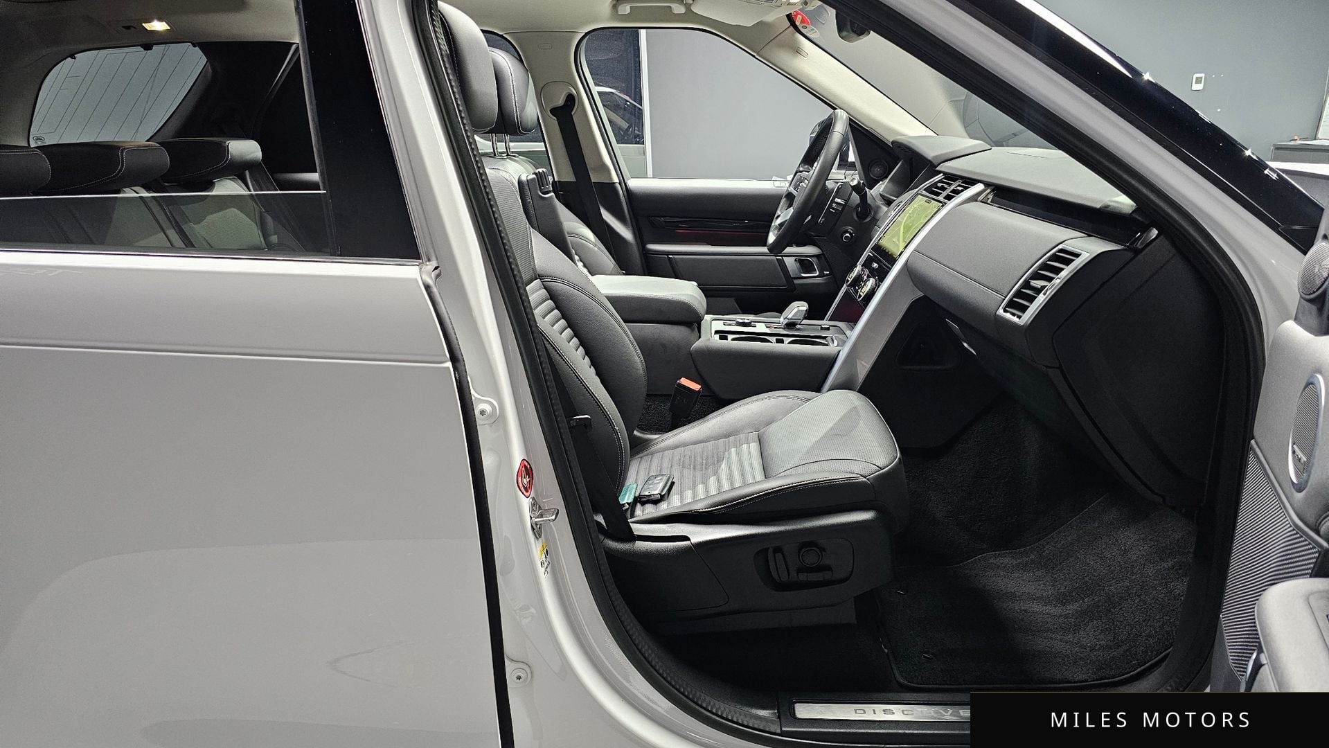 Land Rover Discovery 2023 — миниатюра 11
