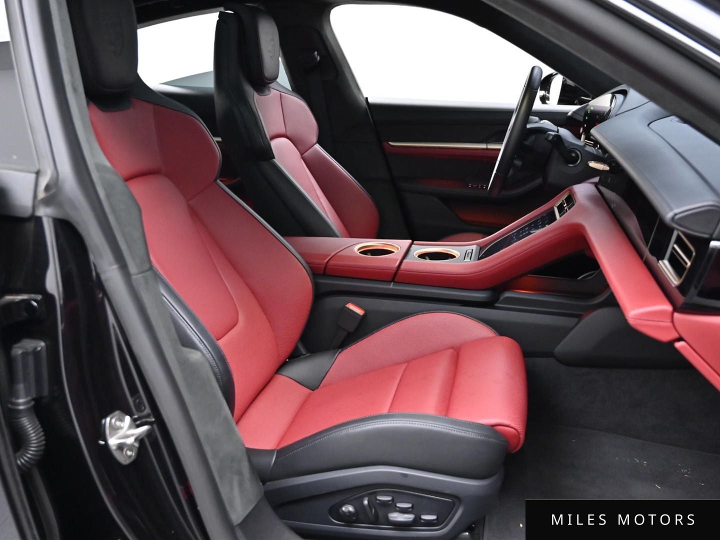 Porsche Taycan 2025 — миниатюра 10