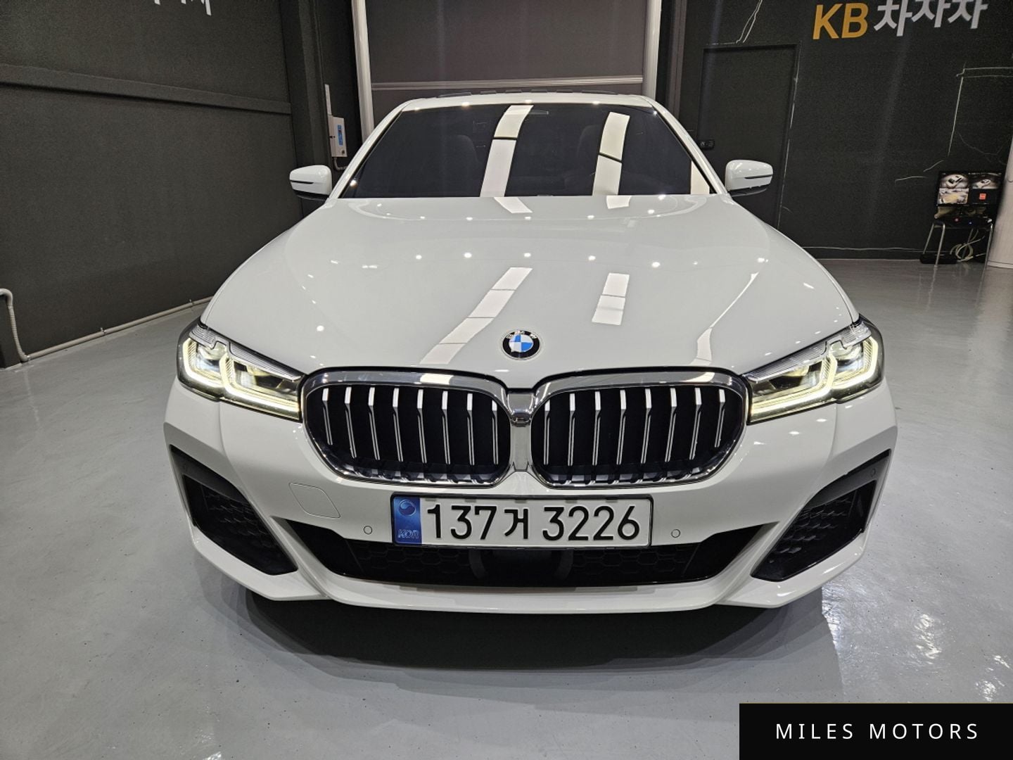 BMW 5 Series (G30) 2023 — миниатюра 3