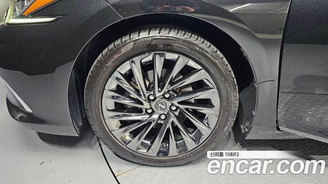 Лексус ES300h 2019 — миниатюра 5