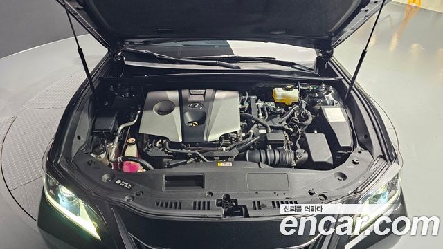 Лексус ES300h 2019 — миниатюра 6