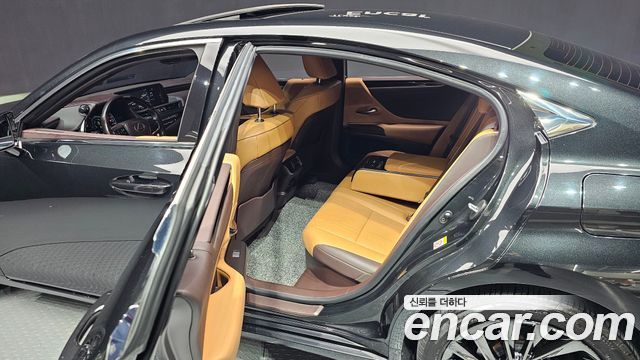 Лексус ES300h 2019 — миниатюра 12
