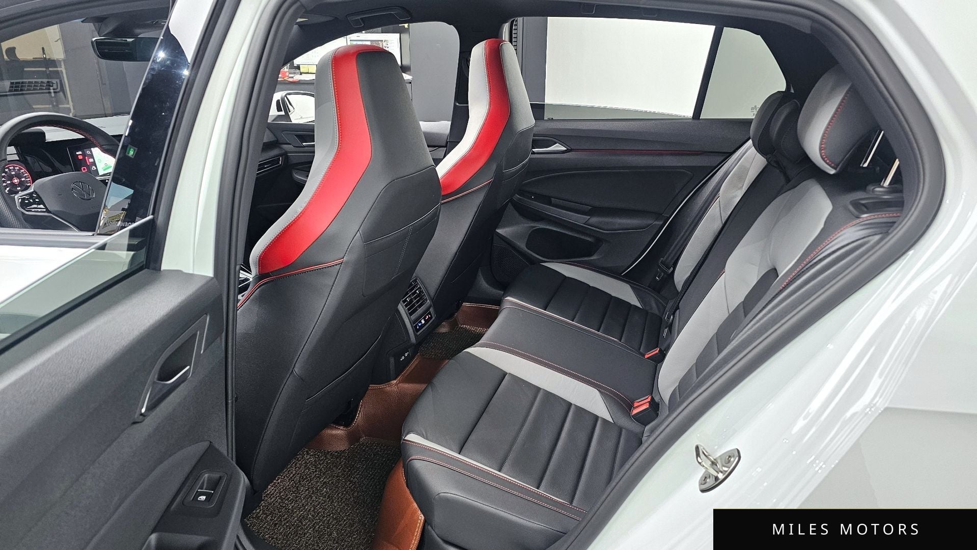Volkswagen 골프 2024 — миниатюра 12