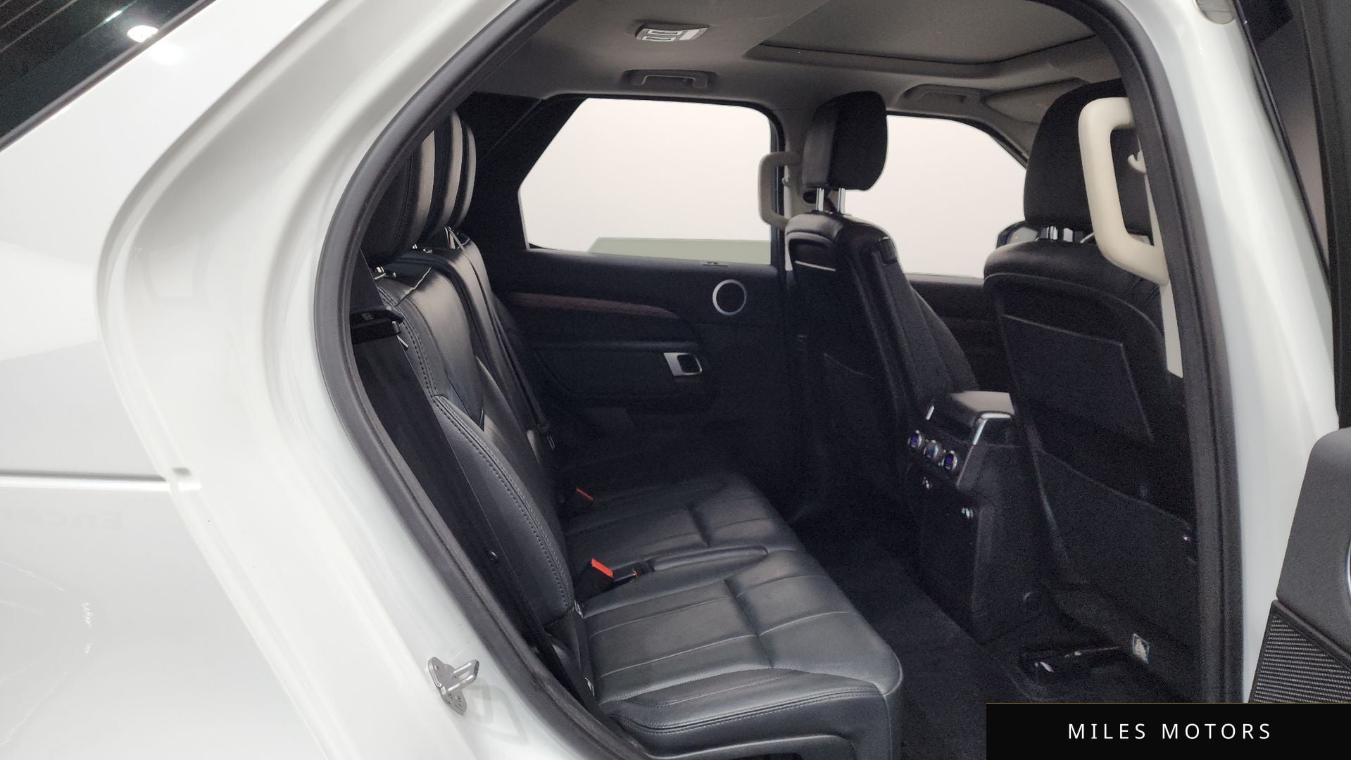 Land Rover Discovery 2017 — миниатюра 12