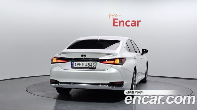 Лексус ES300h 2025 — миниатюра 4