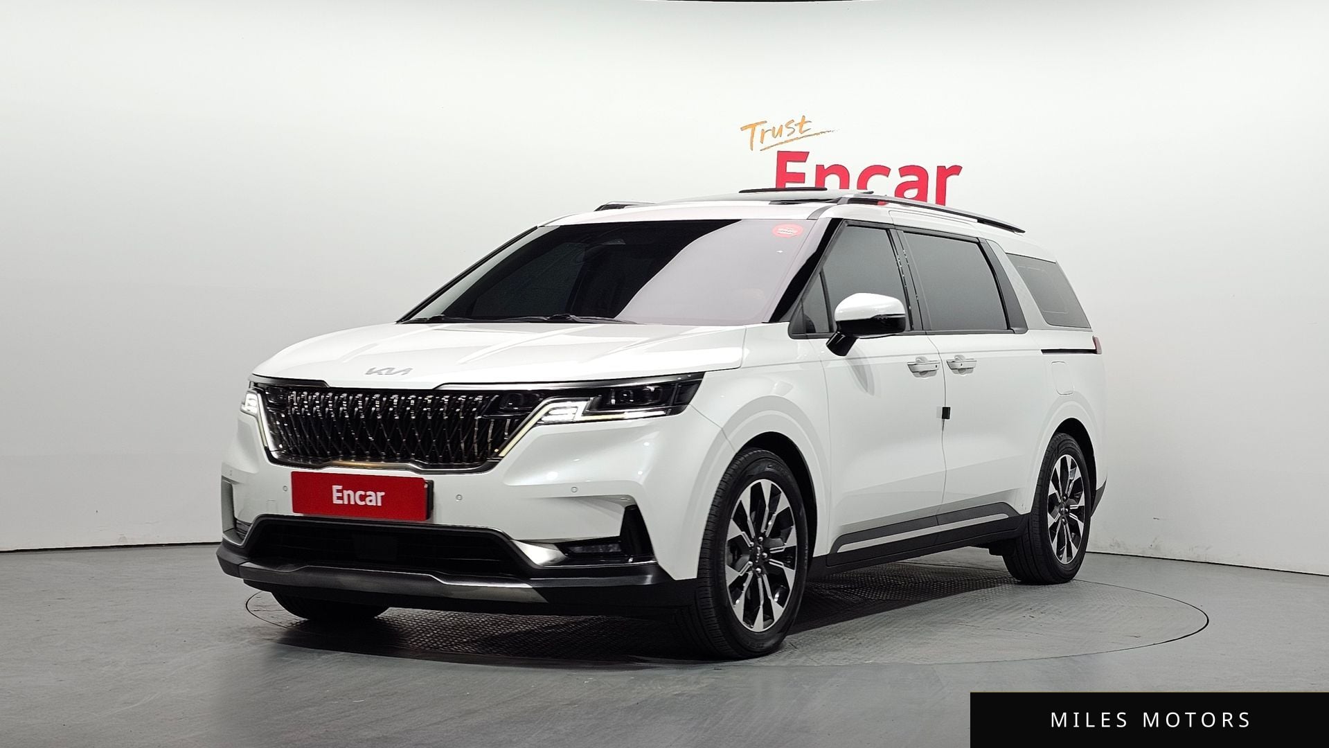 Kia Carnival 2023 — фото 1 из 12