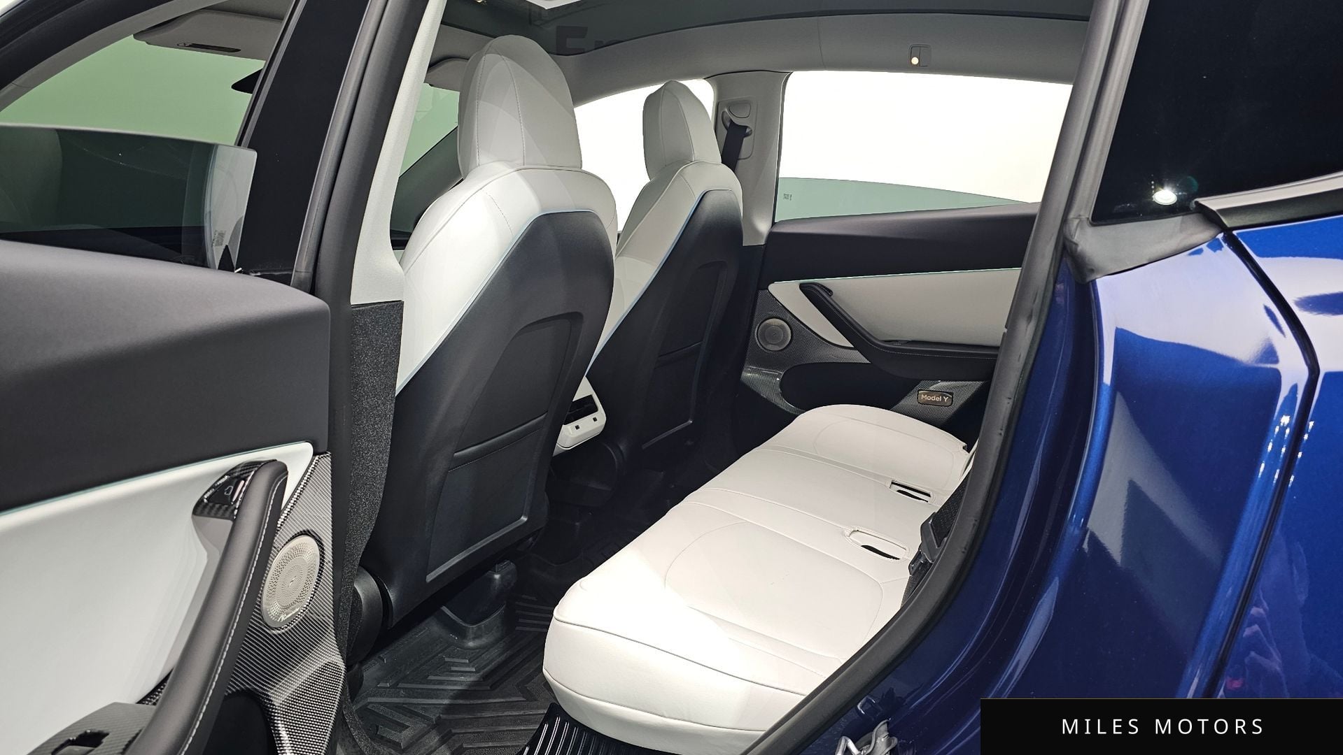 Tesla Model Y 2022 — миниатюра 12