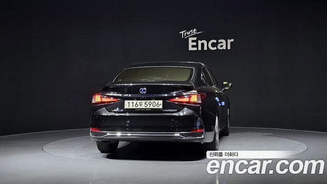 Лексус ES300h 2022 — миниатюра 4