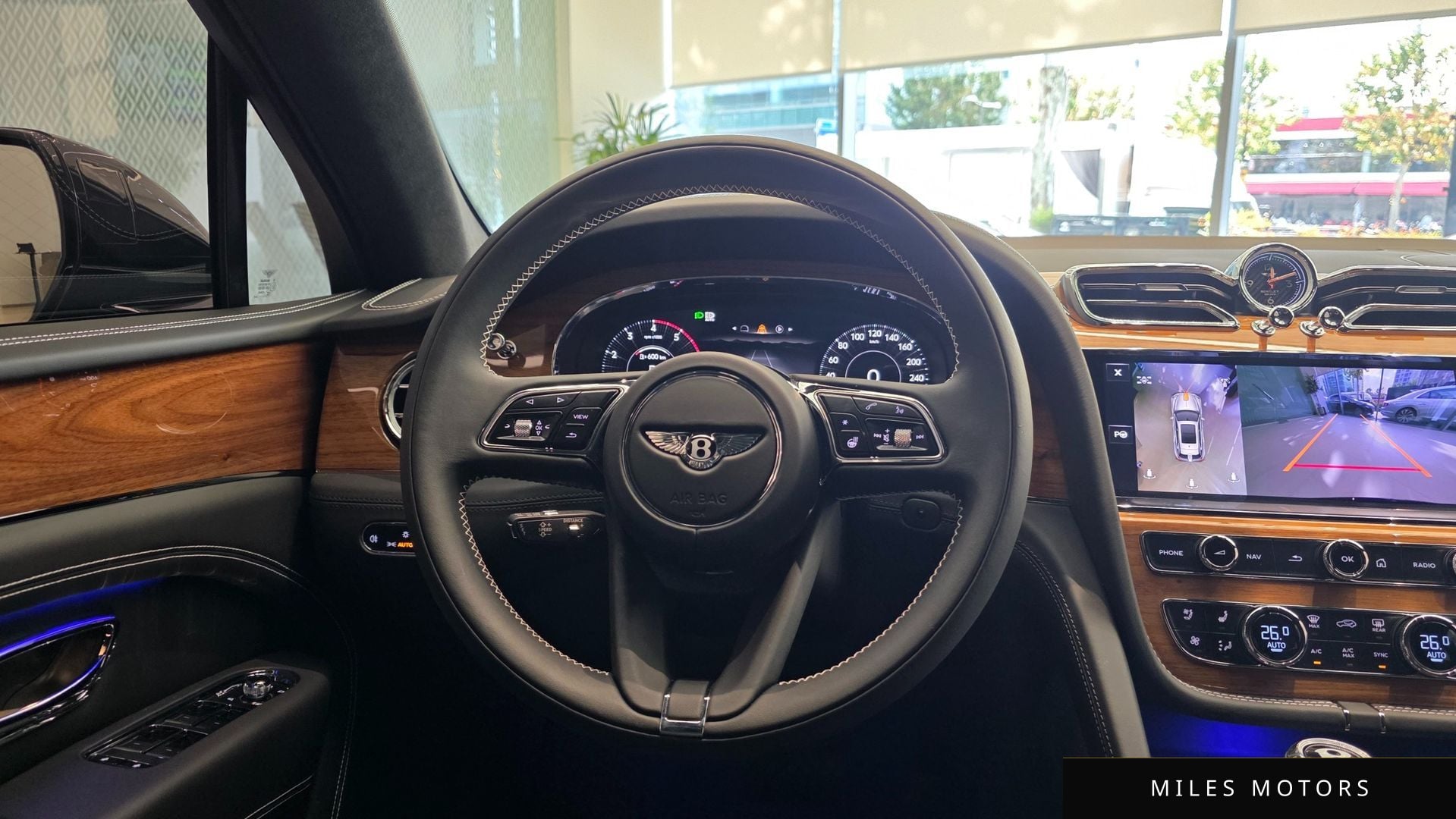 Bentley Bentayga 2025 — миниатюра 9