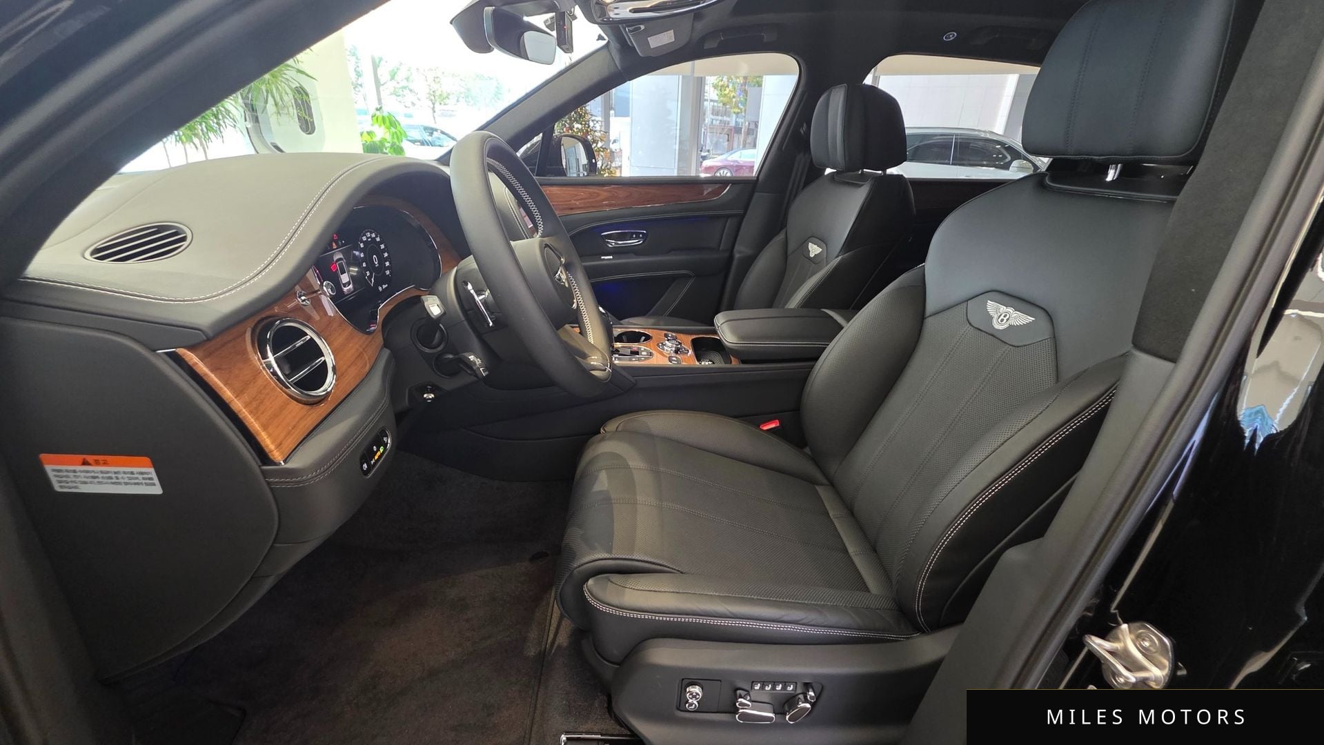 Bentley Bentayga 2025 — миниатюра 11