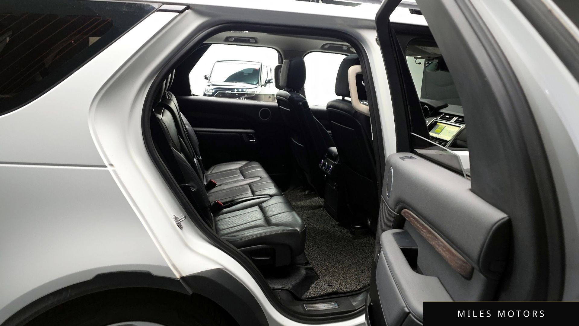 Land Rover Discovery 2017 — миниатюра 12