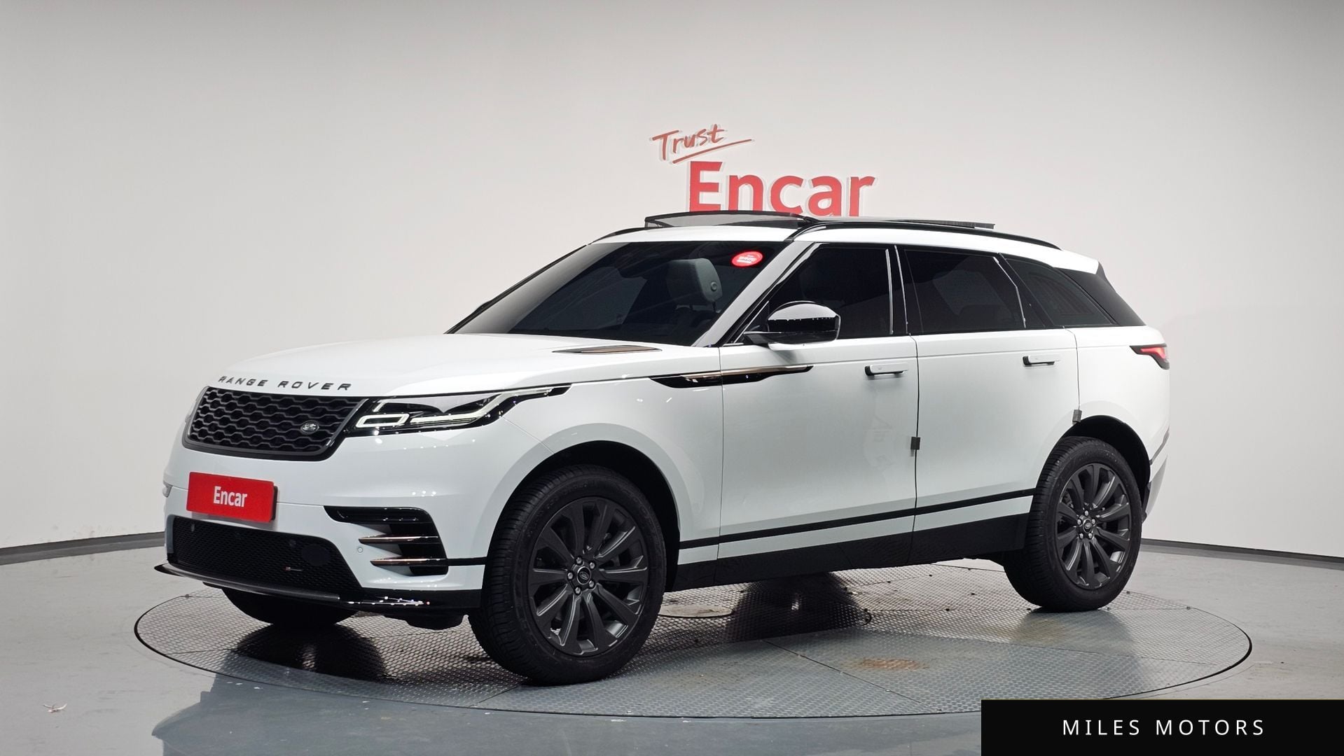Land Rover Range Rover Velar 2023 — фото 1 из 12