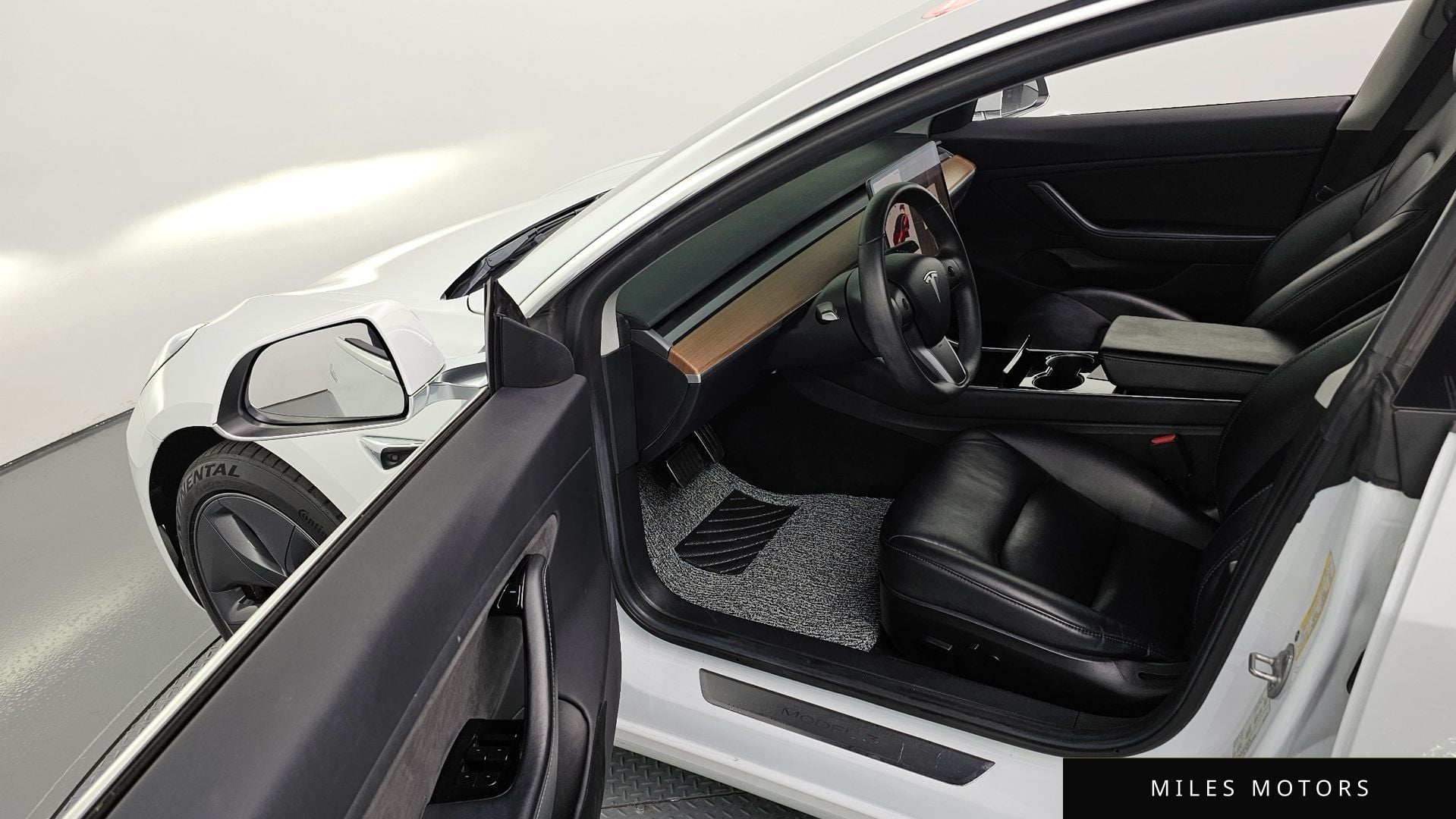Tesla 모델 3 2020 — миниатюра 10