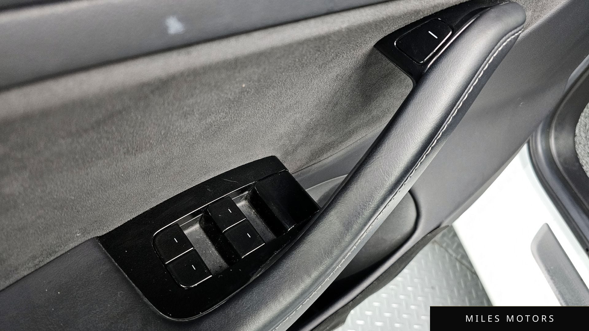 Tesla 모델 3 2020 — миниатюра 12