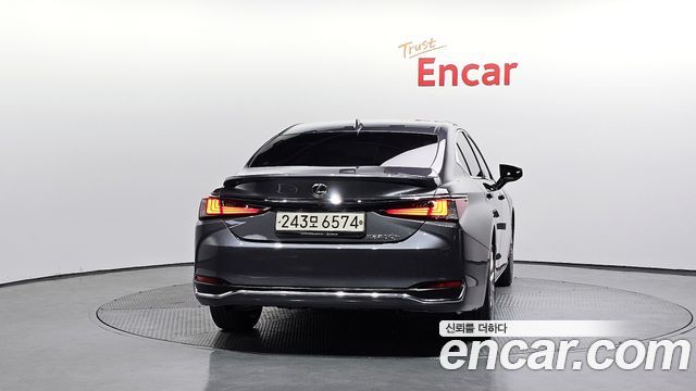 Лексус ES300h 2023 — миниатюра 4