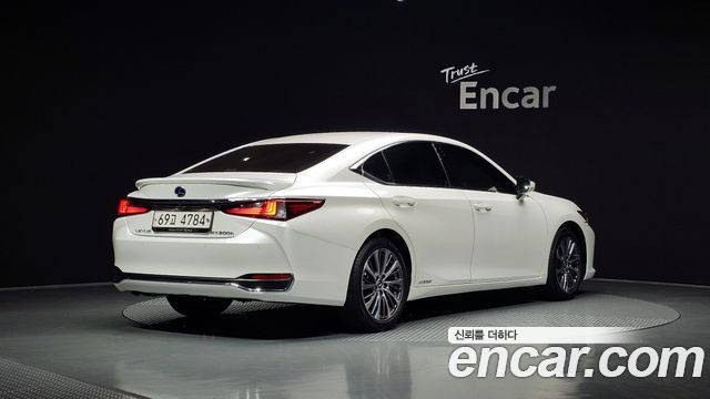 Лексус ES300h 2019 — миниатюра 2