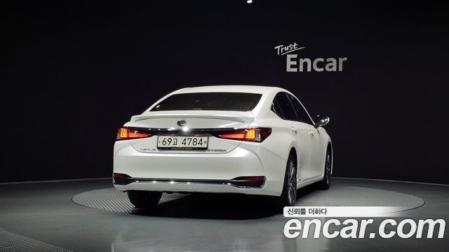 Лексус ES300h 2019 — миниатюра 4