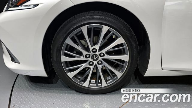 Лексус ES300h 2019 — миниатюра 5