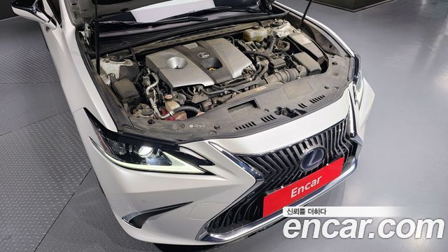 Лексус ES300h 2019 — миниатюра 6